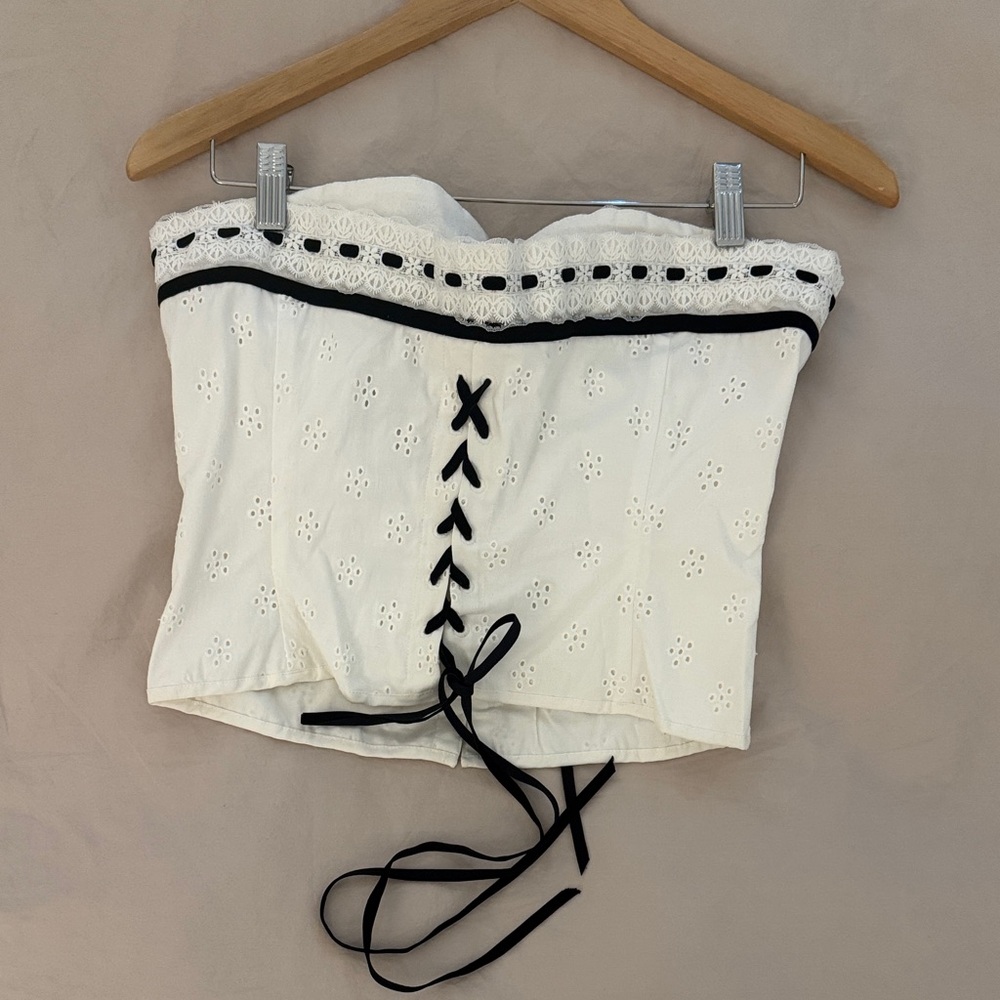 With Jean Sabrin White Eyelet Corset Top w/ Black Ribbon - Picture 4 of 6